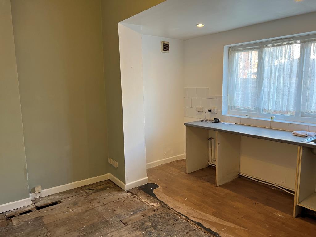 Lot: 46 - STUDIO FLAT FOR IMPROVEMENT - Living area and kitchen